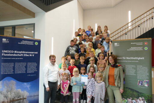 The pupils of the Fritz Reuter School Center in Dömitz accept the plaque 