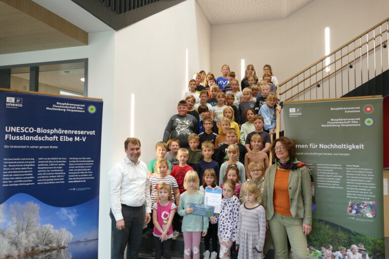 Die Schülerinnen und Schüler des Schulzentrums Fritz Reuter in Dömitz nehmen die Plakette "Biosphärenschule" entgegen.