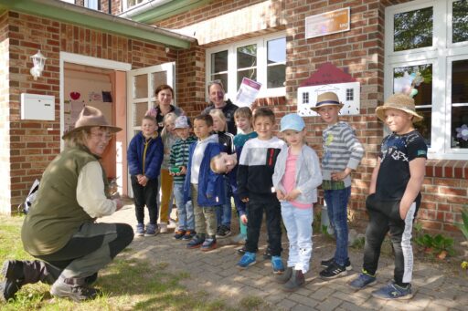 Group picture of a daycare group with a ranger