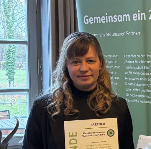 Annegret Genz erhält die Auszeichnung