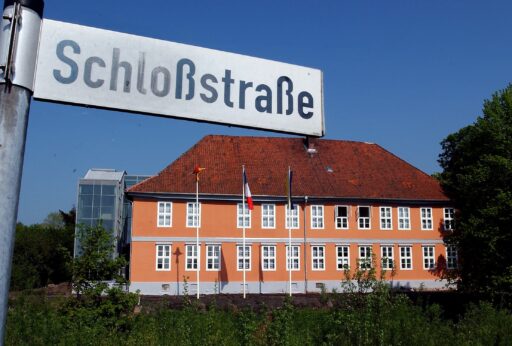 The Elbtalaue biosphere reserve and Bleckede Castle can be seen under the Schloßstrasse road sign.