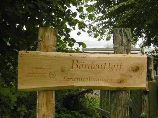 Hölzernes Schild am BördenHoff