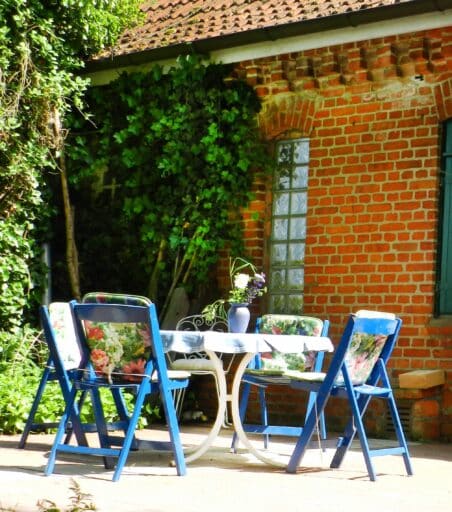 Auf der Terrasse kann man gemütlich sitzen