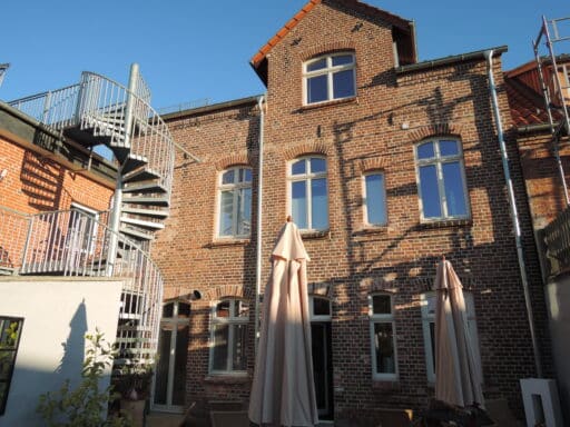 Blick von der Terrasse auf das Hotel