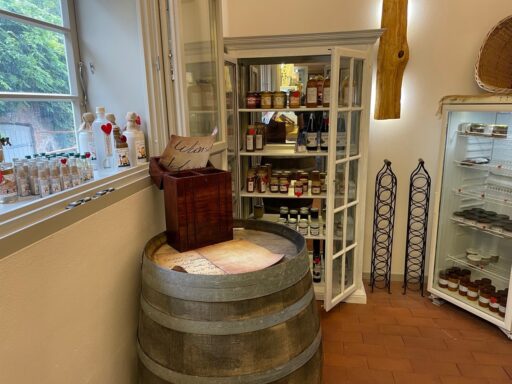 Regal und Kühlschrank mit regionalen Produkten