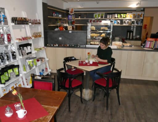 Gemütlich eingerichtetes Café