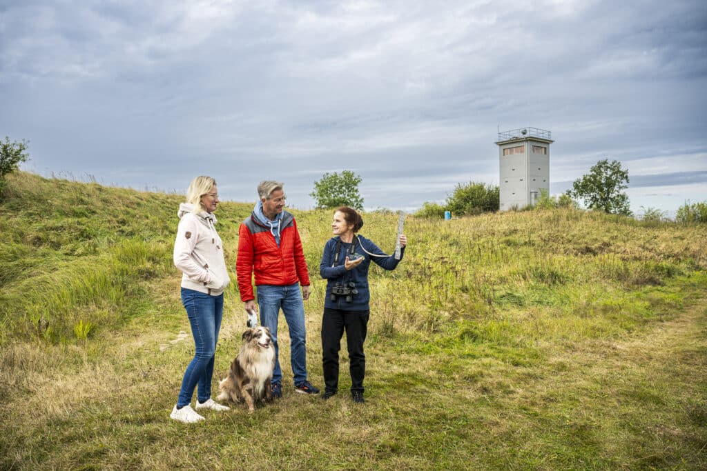 Die zertifizierte Natur- und Landschaftsführerin Siegrun Hogelücht erklärt Gästen das Gelände Rund um den Grenzturm Darchau.