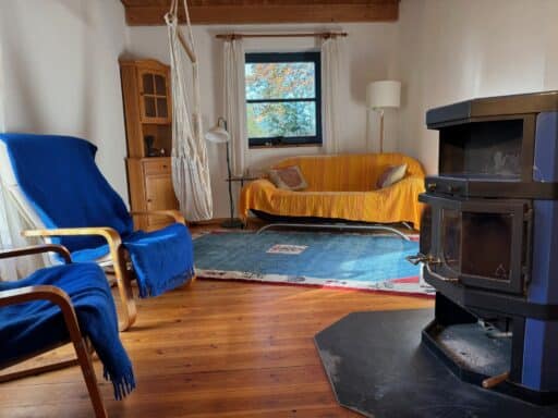 Gemütlicher Platz im Wohnzimmer mit Kamin