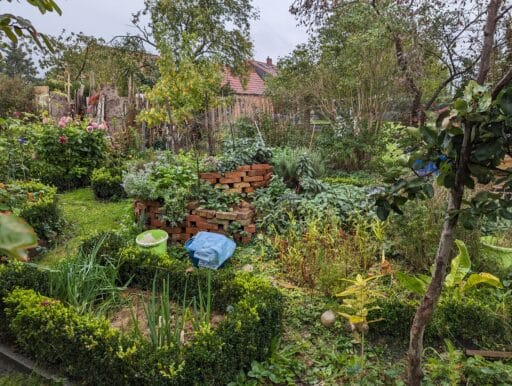Kräuterschnecke im Garten der Dreiklang Vitaloase