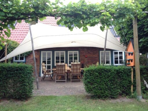 Große Terrasse mit Blick in den parkähnlichen Garten
