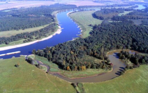 Aerial view of the Elbe and the surrounding floodplain meadows and forests. An oxbow lake that has been reconnected to the Elbe can be seen in the foreground.