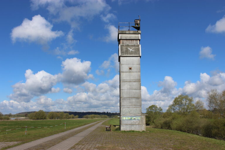 Historischer Grenzturm auf dem Elbbdeich bei Boizenburg