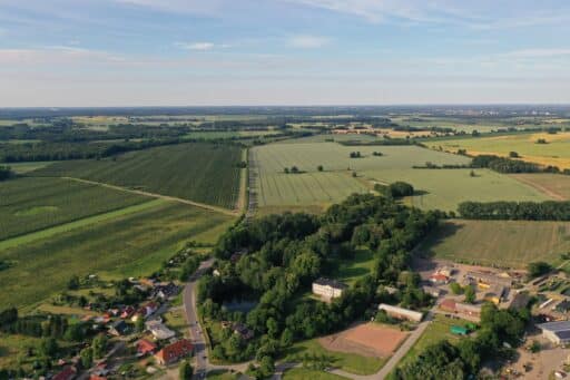 Inmitten der Felder die Gut Pritzier Ökoland GbR