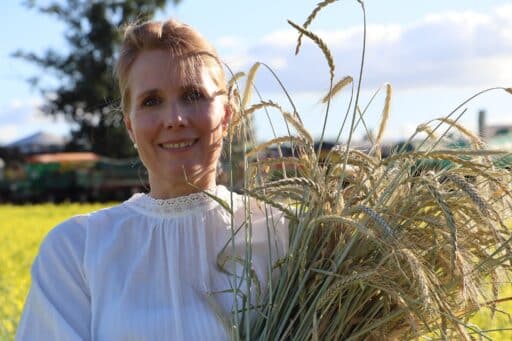 Anne Zeyn mit einem Getreidebund