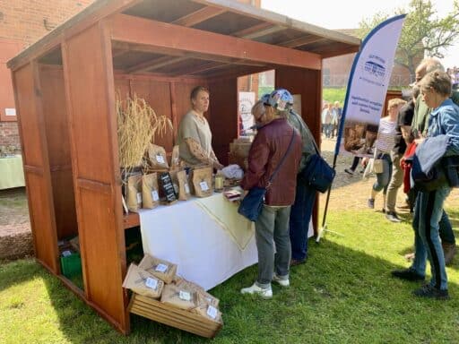 Anne Zeyn mit ihren Mehlen und Backmischungen auf dem BiosphäreElbeMarkt