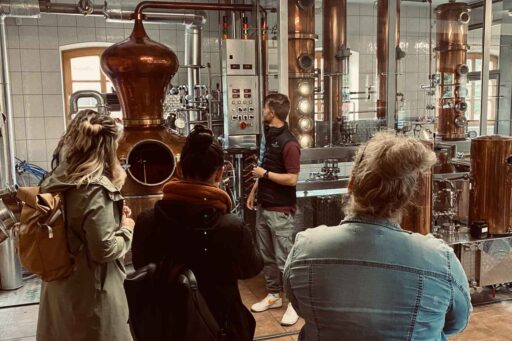 Besucher können eine Destillerieführung mit anschließender Verkostung buchen