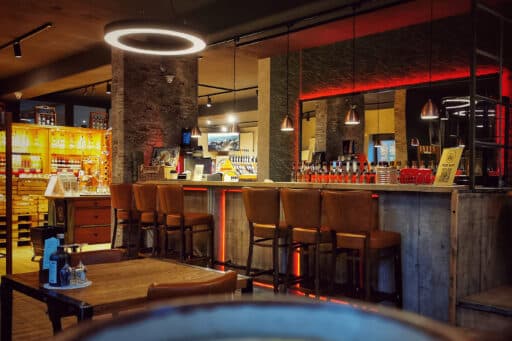 In der Longe können Sie die Obstbrände, Geiste, Liköre und Gin gerne probieren und im Café auch einen Kaffee sowie ein Stück Kuchen genießen