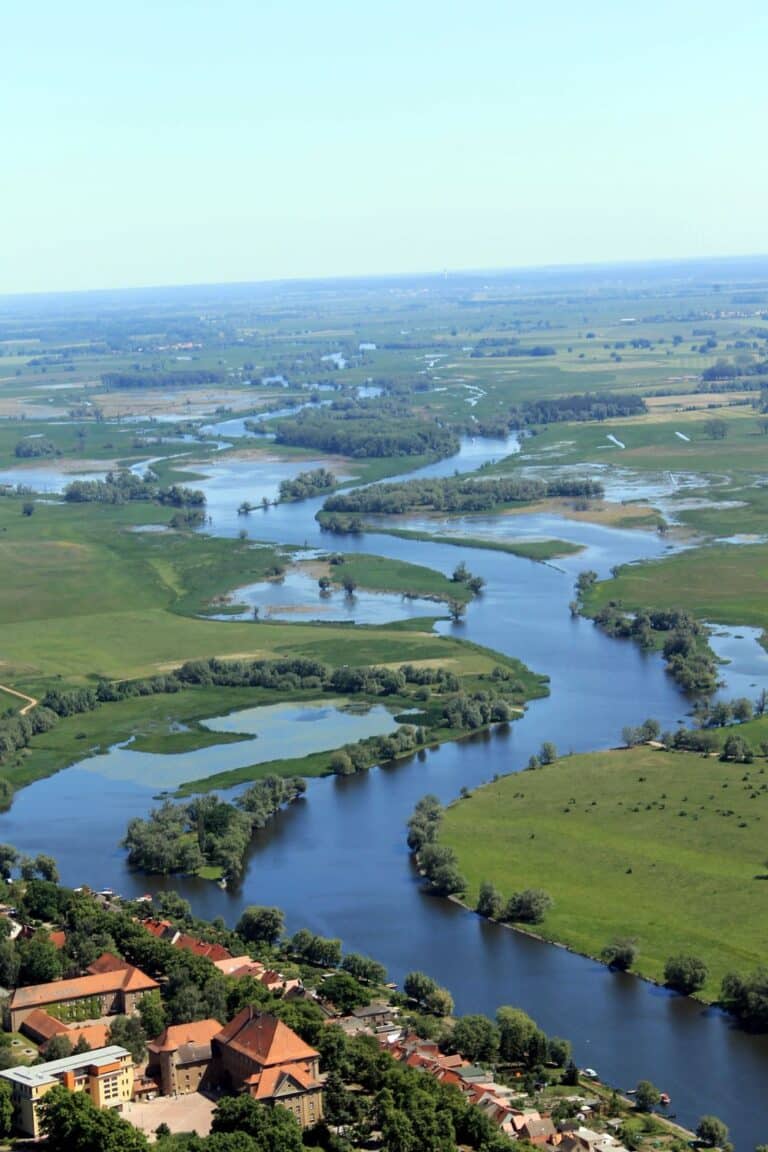 Luftbildaufnahme der Havel mit ihrer Auenlandschaft, die südöstlich der Stadt Havelberg liegt.