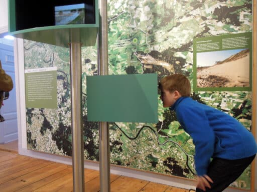 A child in the exhibition "Man & Biosphere - yesterday, today, tomorrow" in the ZEUGHAUS at Dömitz Fortress, the information center of the Mecklenburg Biosphere Reserve.