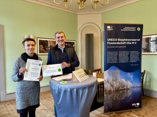 Britta Eizenhöfer erhält die Auszeichnung als Partner des Biosphärenreservates Flusslandschaft Elbe für ihre Karderei