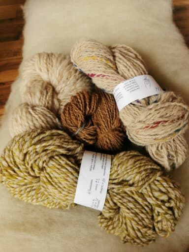 Farbige von Hand geponnene Wolle