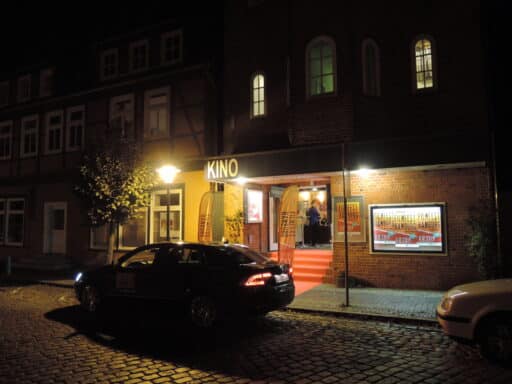 Das Kino Boizenburg bei Nacht