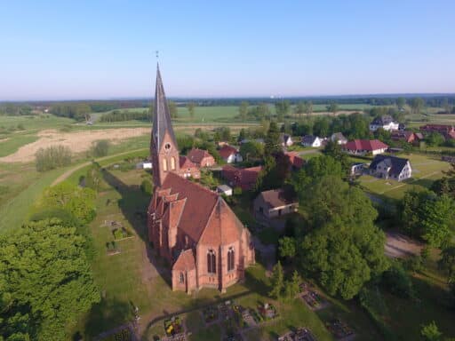 Blick von oben auf die Kirche Blücher