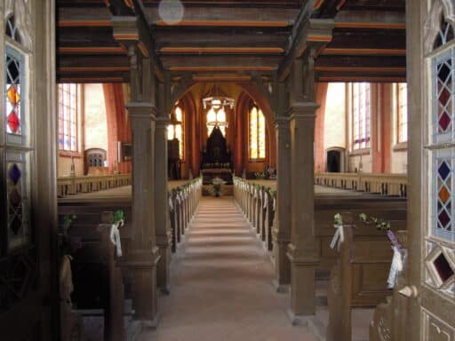 Das Mittelschiff in der Kirche Blücher