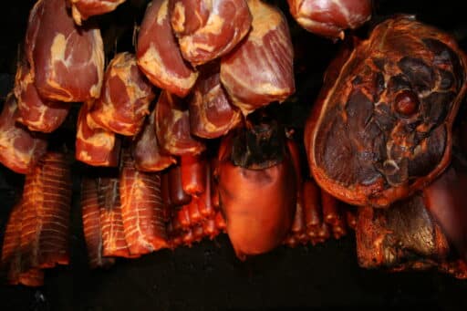 Mit traditioneller Buchenholzräucherei geräucherter Schinken und Wurst