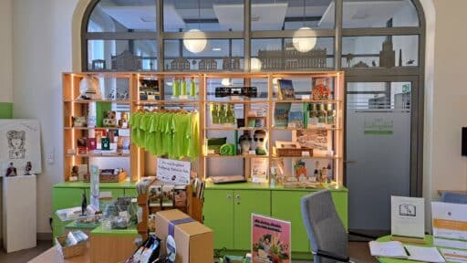 In der Ludwigslust Information finden Sie Souvenirs, ausgewählte Literatur, Rad- und Wanderkarten sowie regionale Produkte