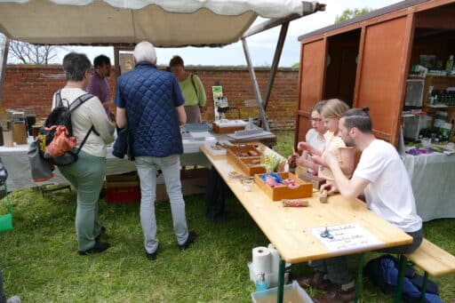 Am Informationsstand auf dem BiosphäreElbeMarkt können Mikronisthilfen selbst gebaut werden