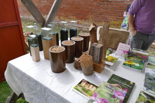 Verschiedene Mikronisthilfen und Insektenpäparate am Informationsstand auf dem BiosphäreElbeMarkt