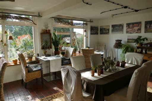 Lichtdurchfluteter Frühstücksraum