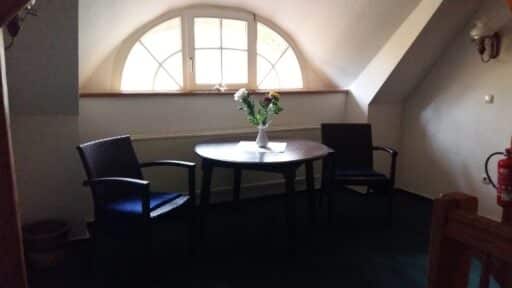 Gemütliche Sitzecke in der Pension - vielleicht ein Platz zum Lesen.