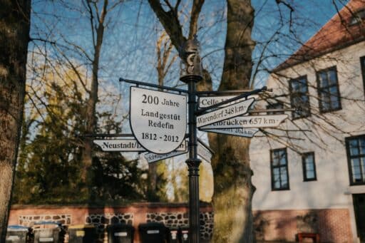 Wegweiser zu den Landgestüten auf dem Gelände des Landgestüts Redefin