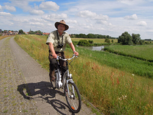 Ranger cycles over the dyke from Boizenburg harbor to the Elbe.