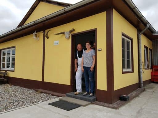 Piotr und Bianca Giedrojc vor dem Schlachtbetrieb