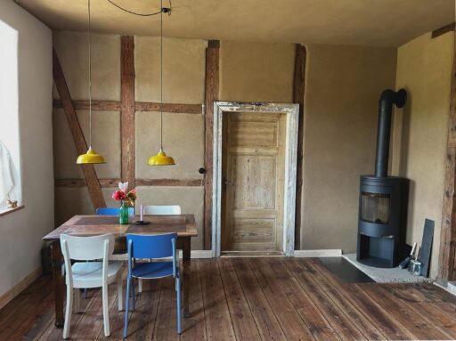 Wohnküche mit Ofen im Sommerhaus Alt Jabel