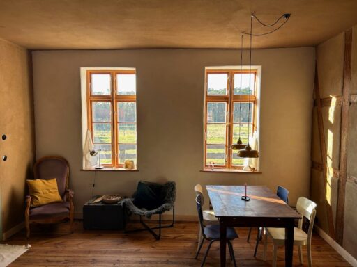 Lichtdurchflutete Wohnküche im Sommerhaus Alt Jabel