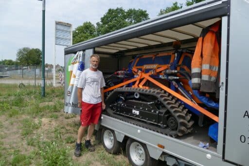 Detlef Thoms vor seinem funkgesteuerten Gräteträger