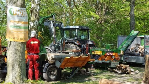 THOMS Mobiler Holzservice vor Ort im Wald im Einsatz beim Brennholz spalten