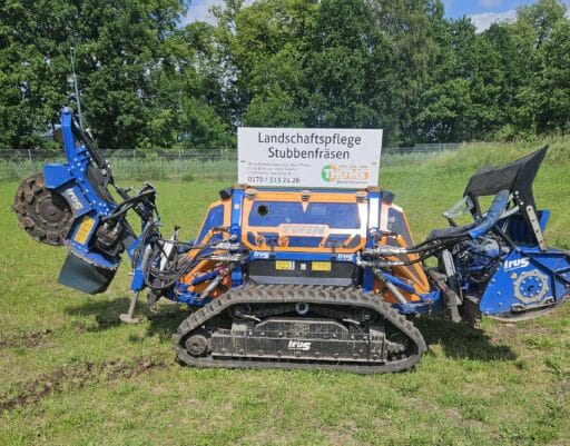 Funkgesteuerter Geräteträger für die Landschftspflege, zum Stubbenfäsen sowie für weitere Arbeiten