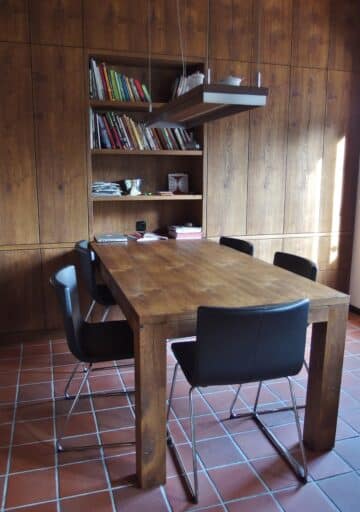 Built-in wall unit with doors, drawers and integrated table