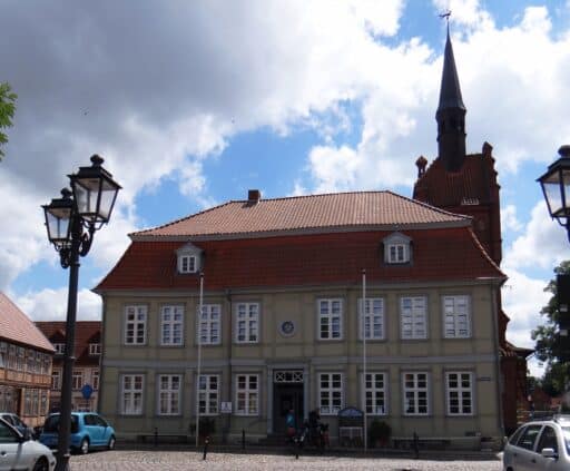 Die Tourist-Information befindet sich im historischen Dömitzer Rathaus