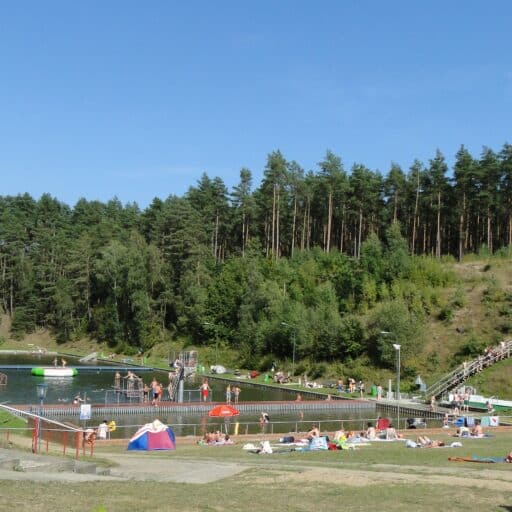 Viele Besucher und Besucherinnen inm Waldbad Alt Jabel