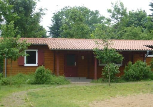 Auf dem Gelände befinden sich 4 Bungalows und 2 Blockhäuser