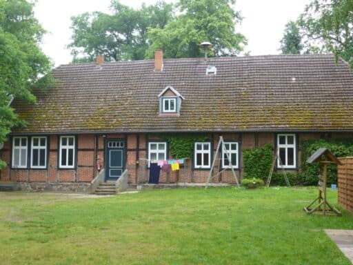 Im Haupthaus befinden sich die der Veranstaltungs- und Speiseraum, die Küche sowie die Waldschule