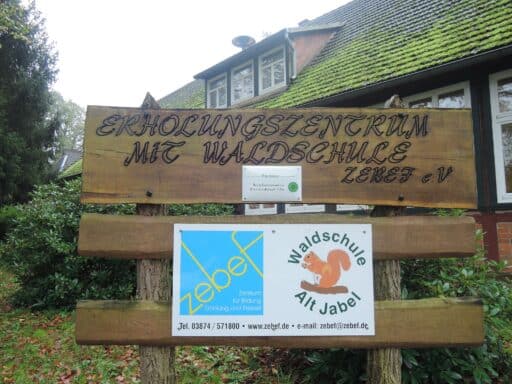 Eingangsbereich des Erholungszentrums mit Waldschule