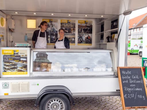 Mit unserem Marktwagen sind wir in der Region unterwegs.